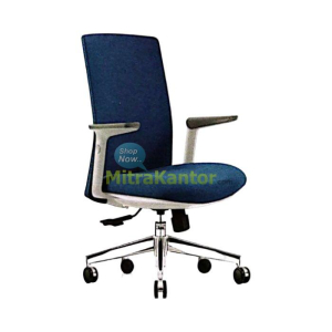 Kursi kantor staff Ichiko Cesto I S-W warna biru dengan armrest putih dan roda chrome